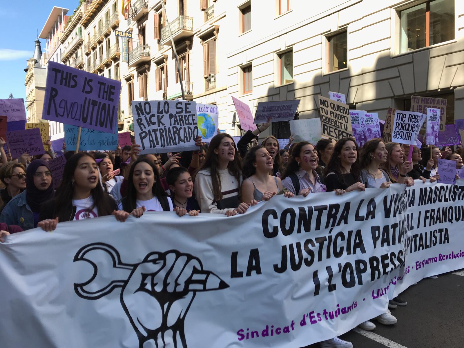 Students rally in Barcelona's city center for International Women's Day strikes (Photo: Alan Ruiz Terol)